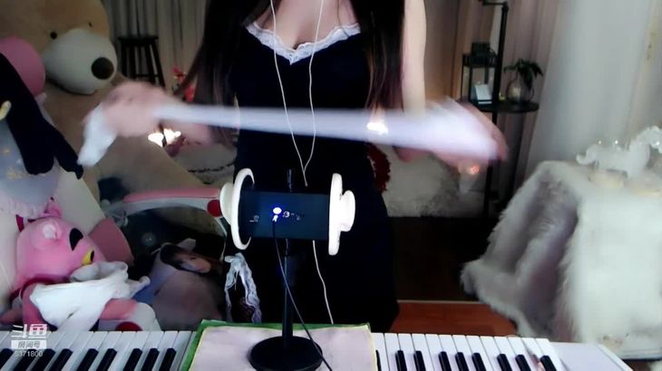 [夏喵娜KINA酱ASMR]丝袜的声音