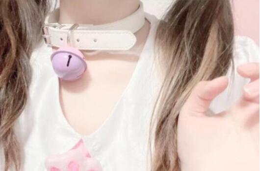 【不要吃咖喱ASMR】B站温柔催眠系主播：耳语疗愈与沉浸式角色扮演[40万粉丝]